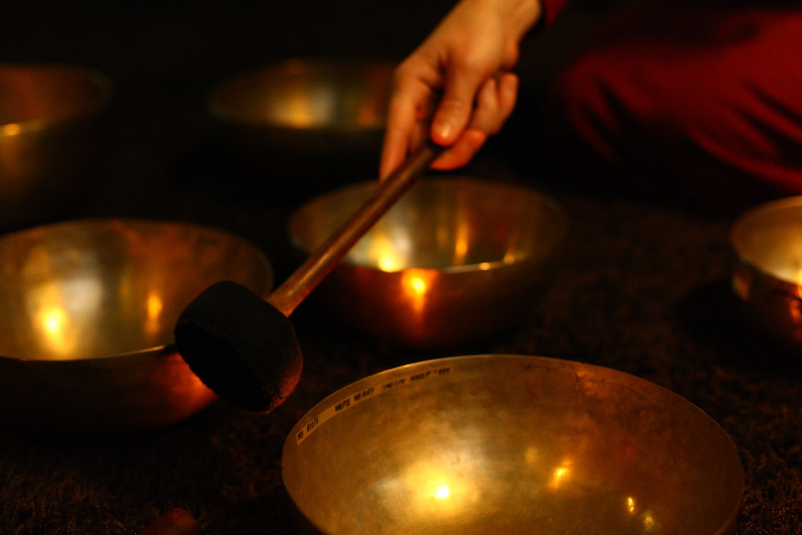 Звук поющих чаш. Гонг и Поющие тибетские чаши. Тибетские чаши. Поющая чаша. Чаша для медитации.