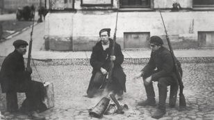 «На улицах Петрограда 1917 года: кого мы встретим по пути в булочную Филиппова?»