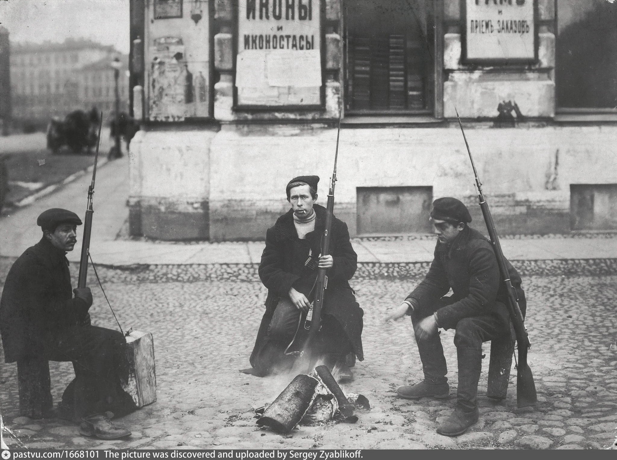 «На улицах Петрограда 1917 года: кого мы встретим по пути в булочную Филиппова?»