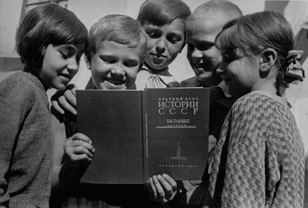 Экскурсия по выставке "История в учебнике, учебник в истории"