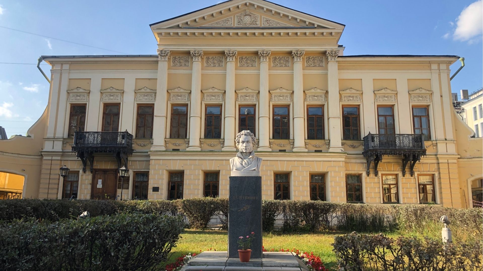 Барский особняк с колоннами: экскурсия в усадьбу Мамонтовых