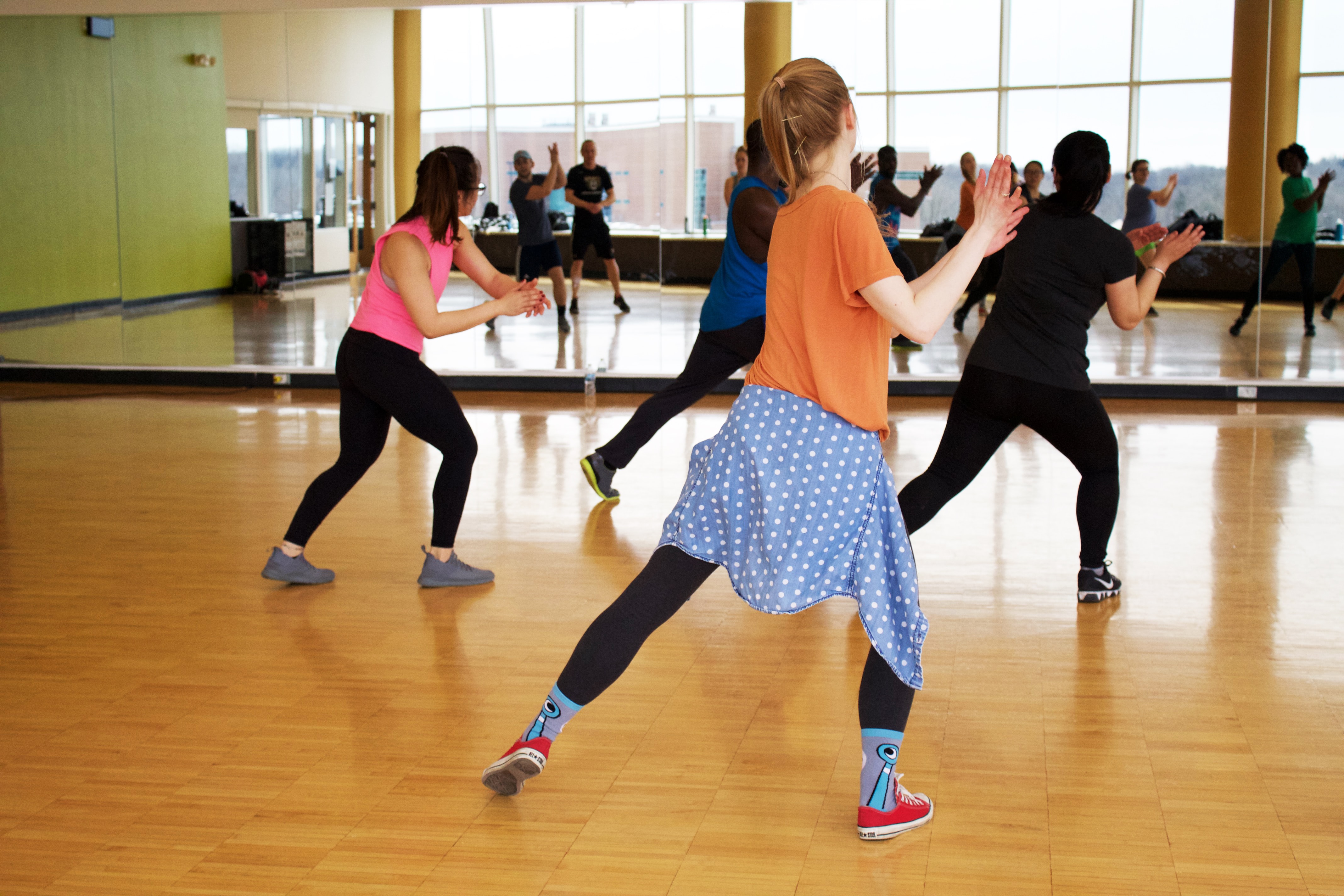 Студия танцев для начинающих. Современные танцы. Спортивные танцы в зале. Занятия по танцам. Танцевальный класс.