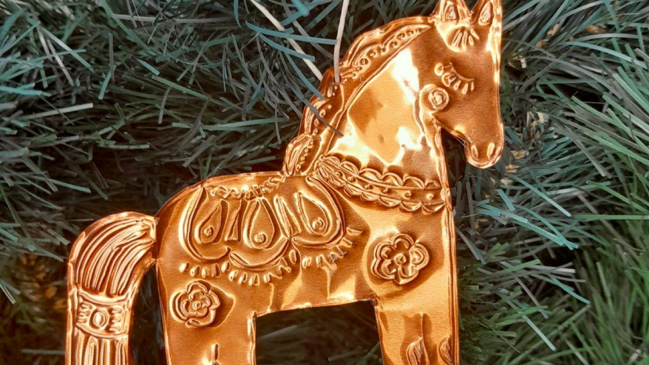 «Чеканное чудо: Дизайнерский декор для вашей ёлки»