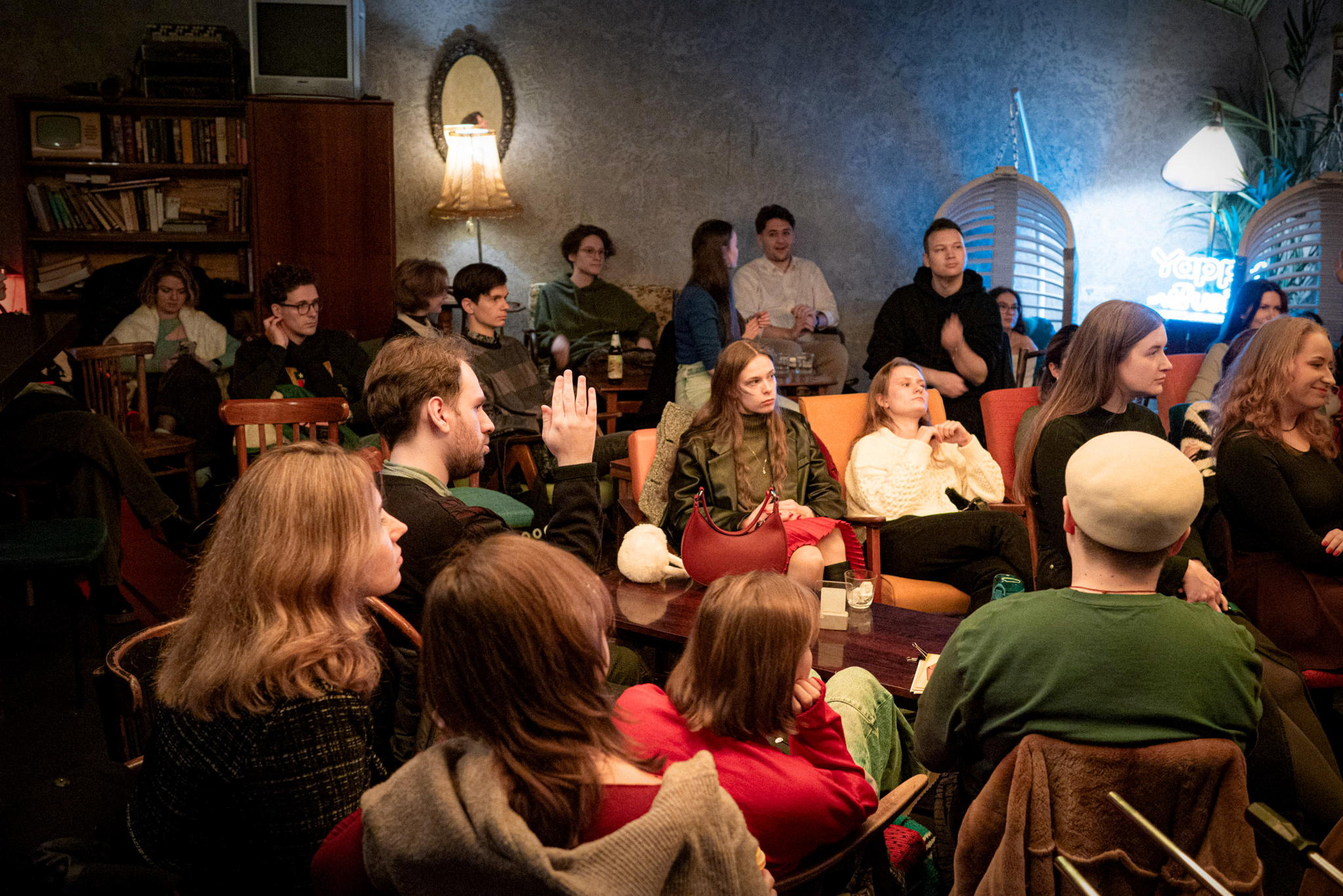 Книжный клуб в Ровеснике: обсуждаем «Сенсацию» Ивлина Во и «Ёлку» Туве Янссон