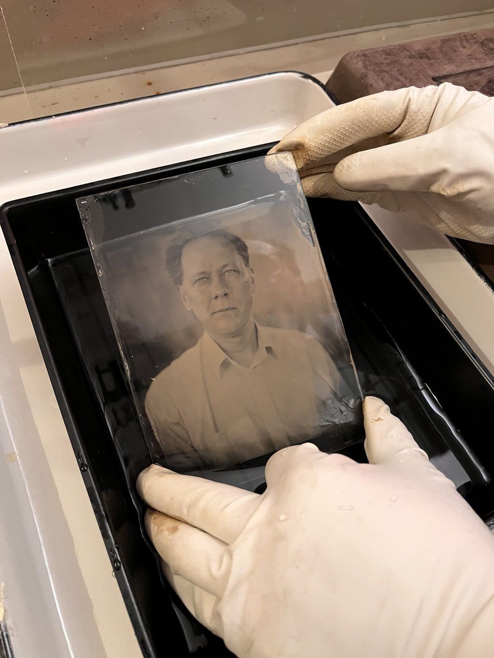 Как раньше делали фотографии? История первых снимков: от дагеротипа до амбротипа (с живой демонстрации техники амбротипии)