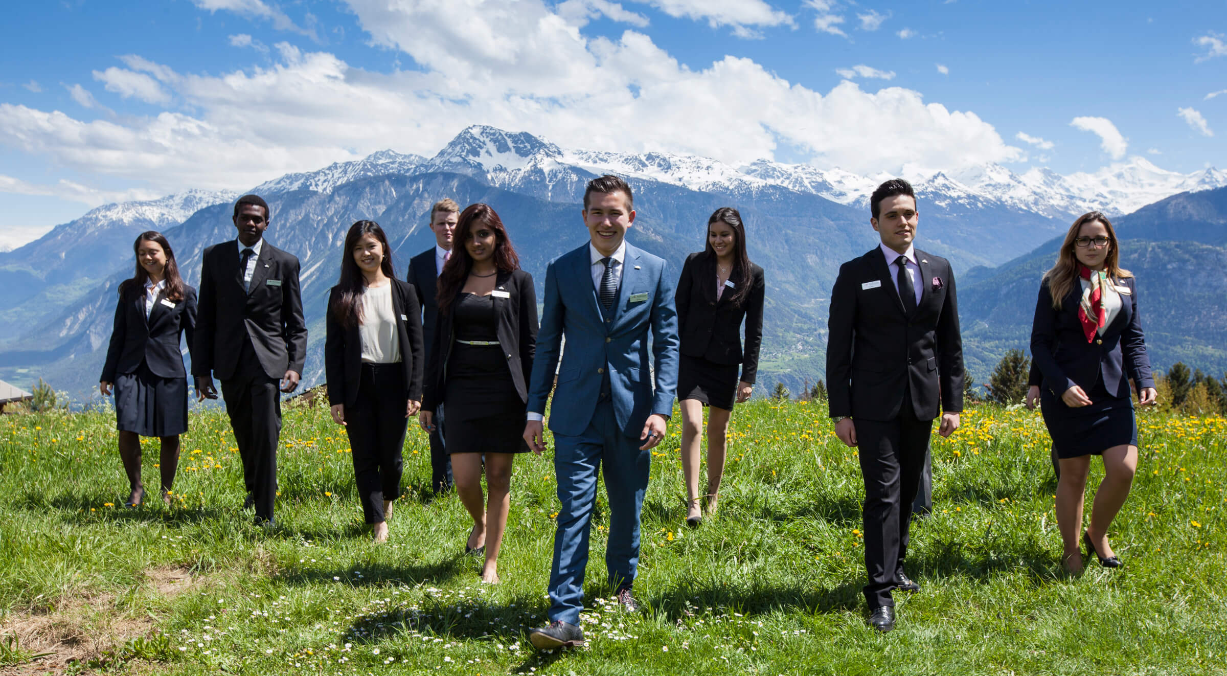 Les. Les Roches International School of Hotel Management. Швейцария деловой стиль. Деловая встреча на природе. Деловая одежда в туризме.