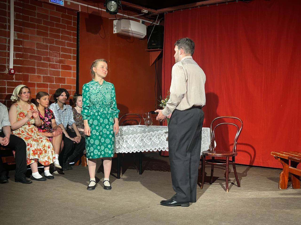 Дом окнами в поле