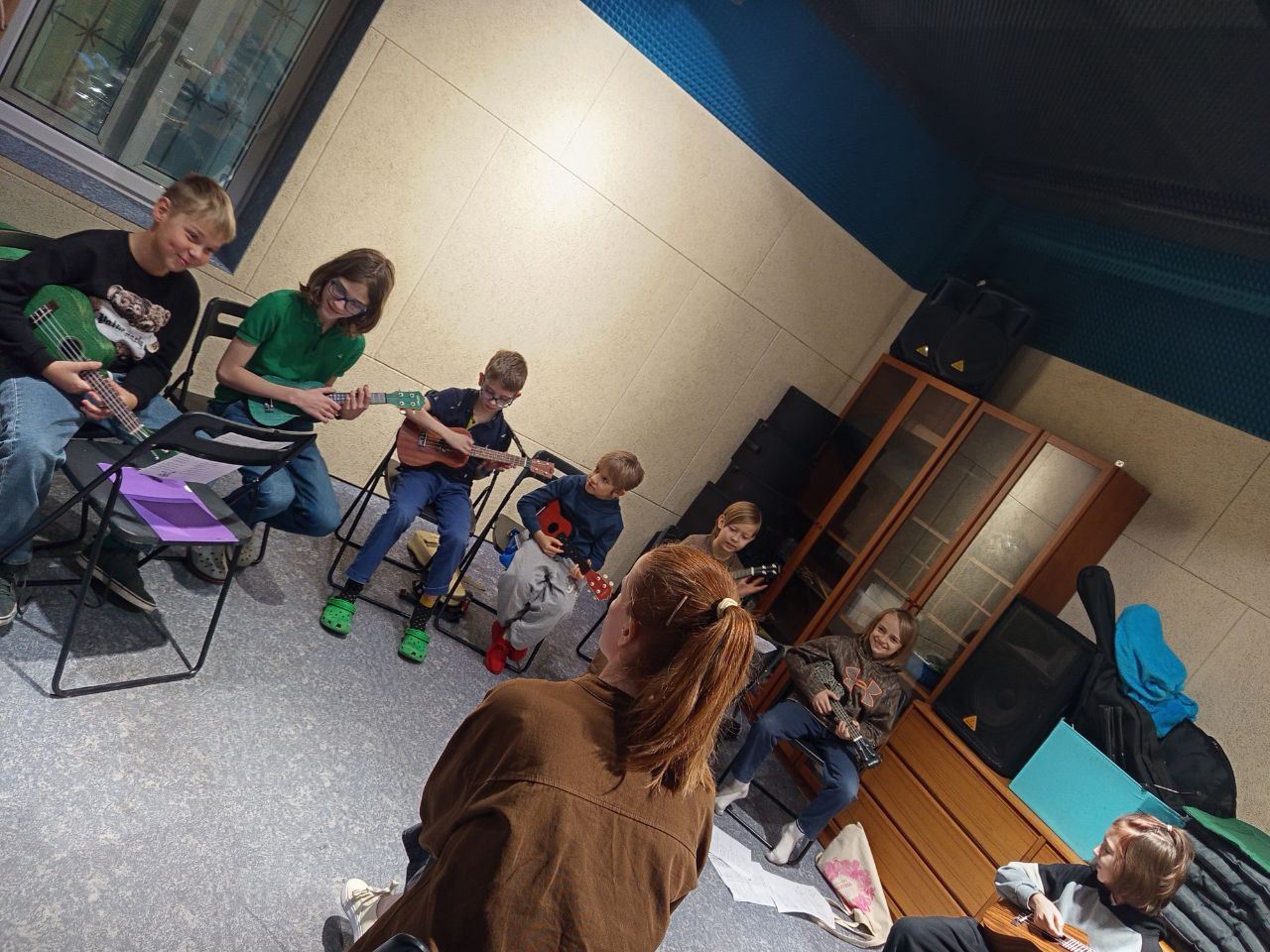 Музыкальное занятие по флейте и укулеле для новеньких