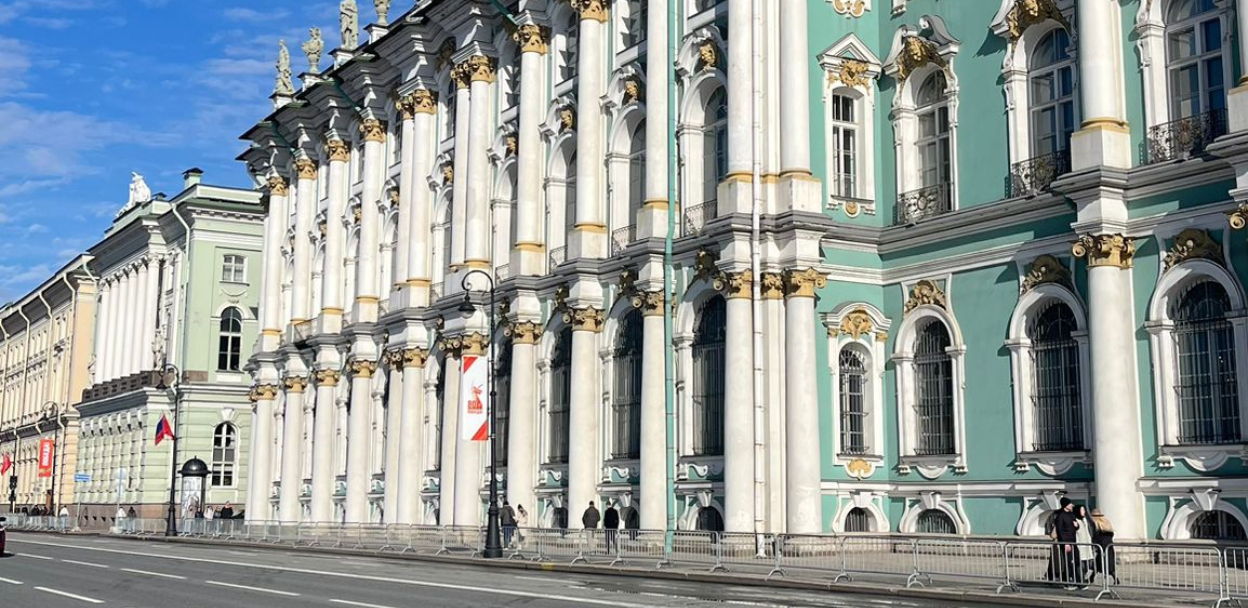 Бесплатная экскурсия «Дворцовые истории на Дворцовой набережной»