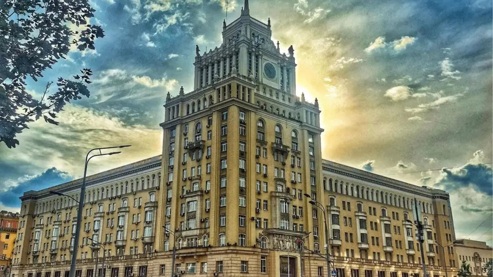 Восточная роскошь сталинского ампира: экскурсия в гостиницу «Пекин» с эксклюзивным посещением исторического ресторана и потрясающей смотровой