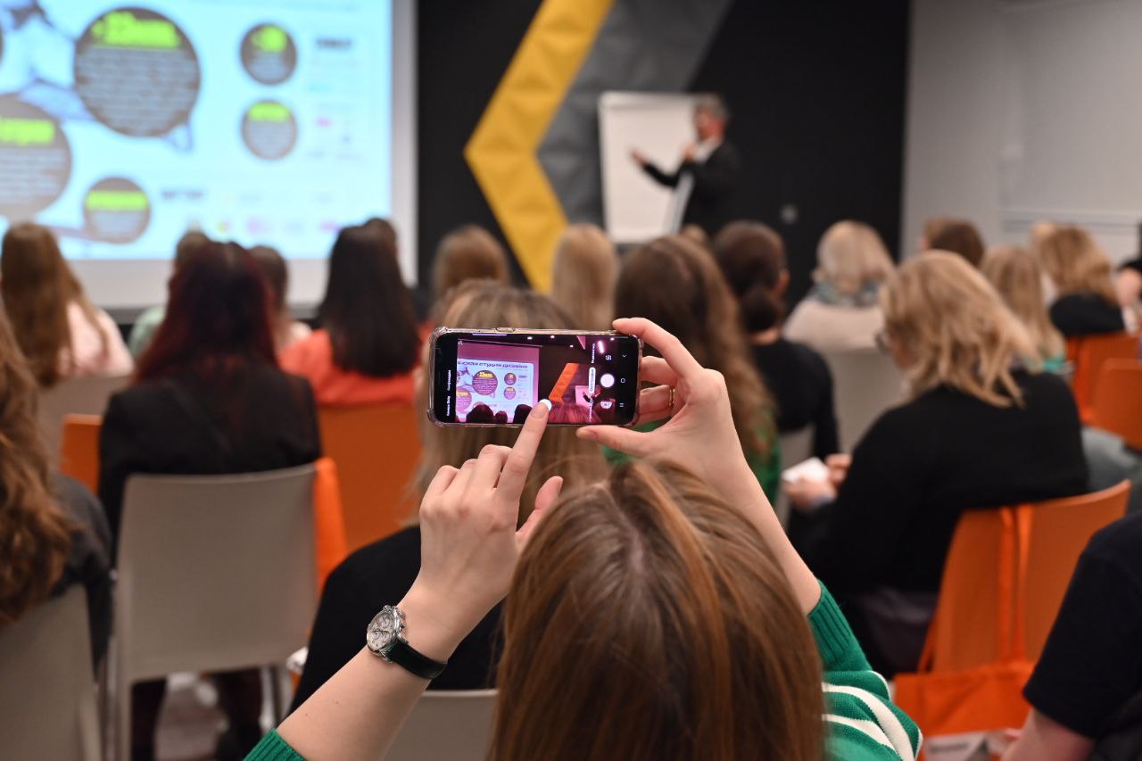 Москва. дизайн-завтрак. практический воркшоп по цвету года: цветотипирование, колорблоки, нейросети