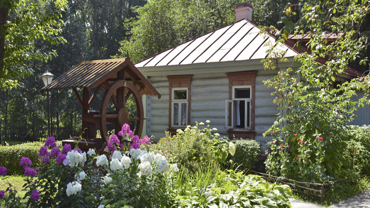 Вот мой адрес: станция Лопасня Московско-курской дороги, село Мелихово