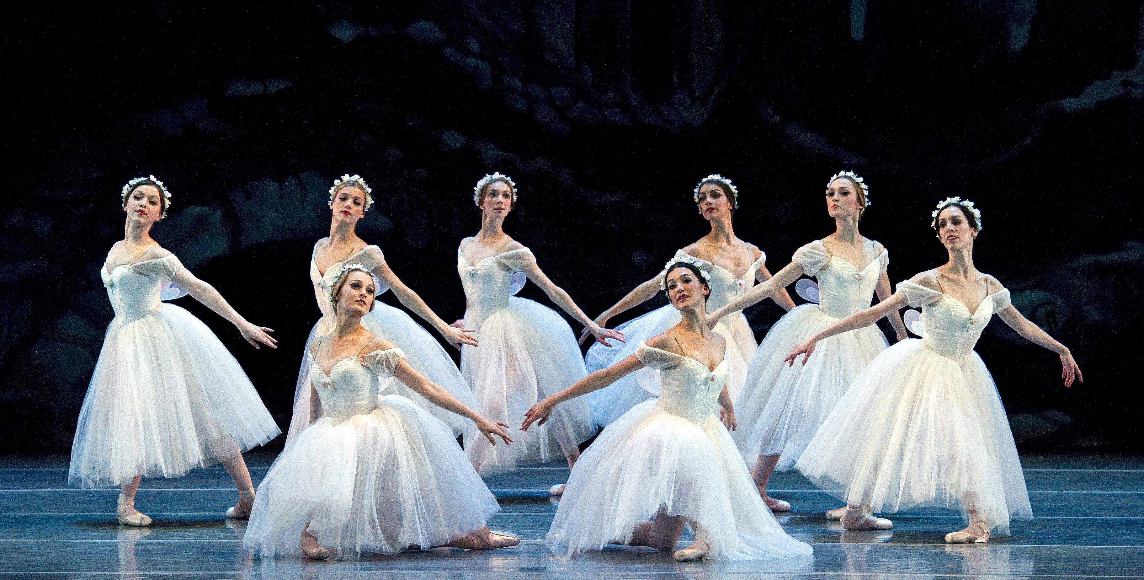 Старейший балет в большом театре сильфида. “Les Sylphides,” American Ballet Theater’s.