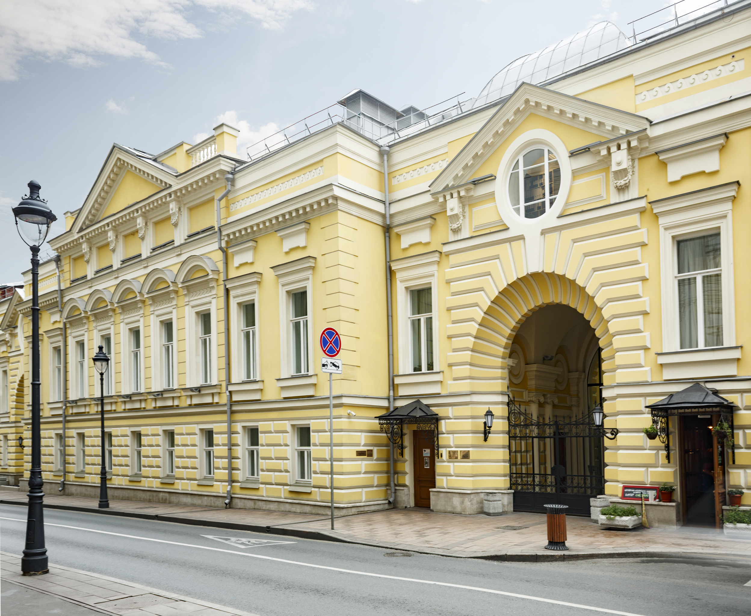 Сайты российских театров. Большая Никитская Геликон опера. Большая Никитская 19/16 Геликон опера. Улица большая Никитская, дом 19/16. Геликон опера фасад.