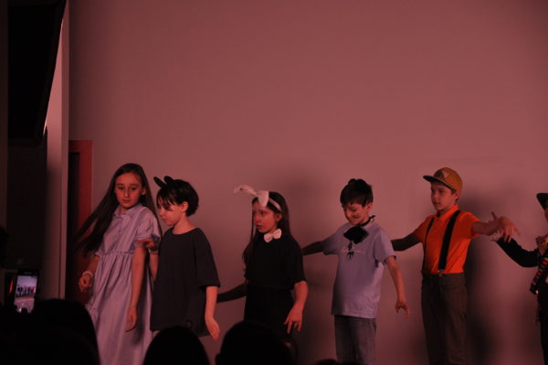 Детский спектакль на английском языке «Алиса в Зазеркалье»