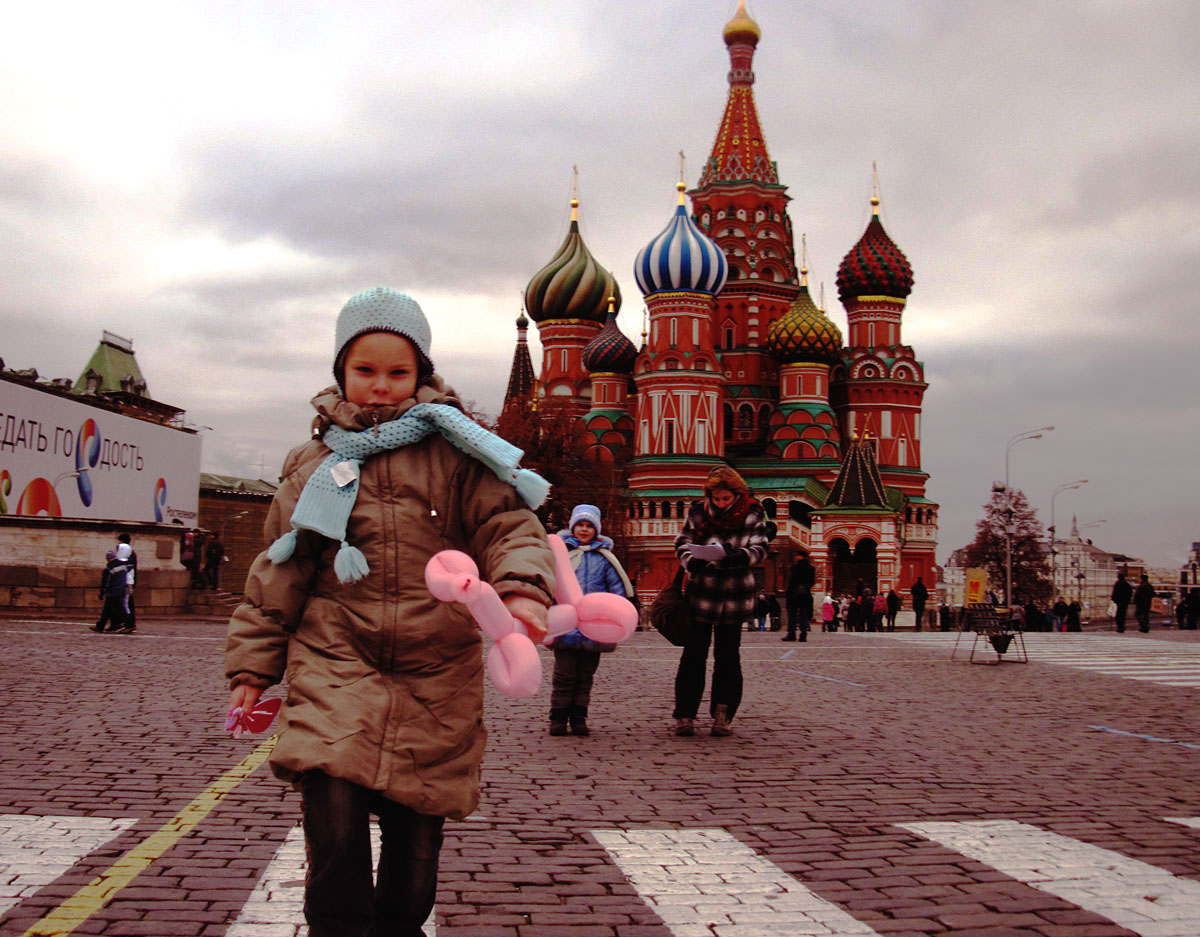 Где можно погулять с ребенком в москве. Красная площадь для детей. Семья на красной площади. Семья с ребенком на красной площади. Прогулка на красной площади в Москве с детьми.
