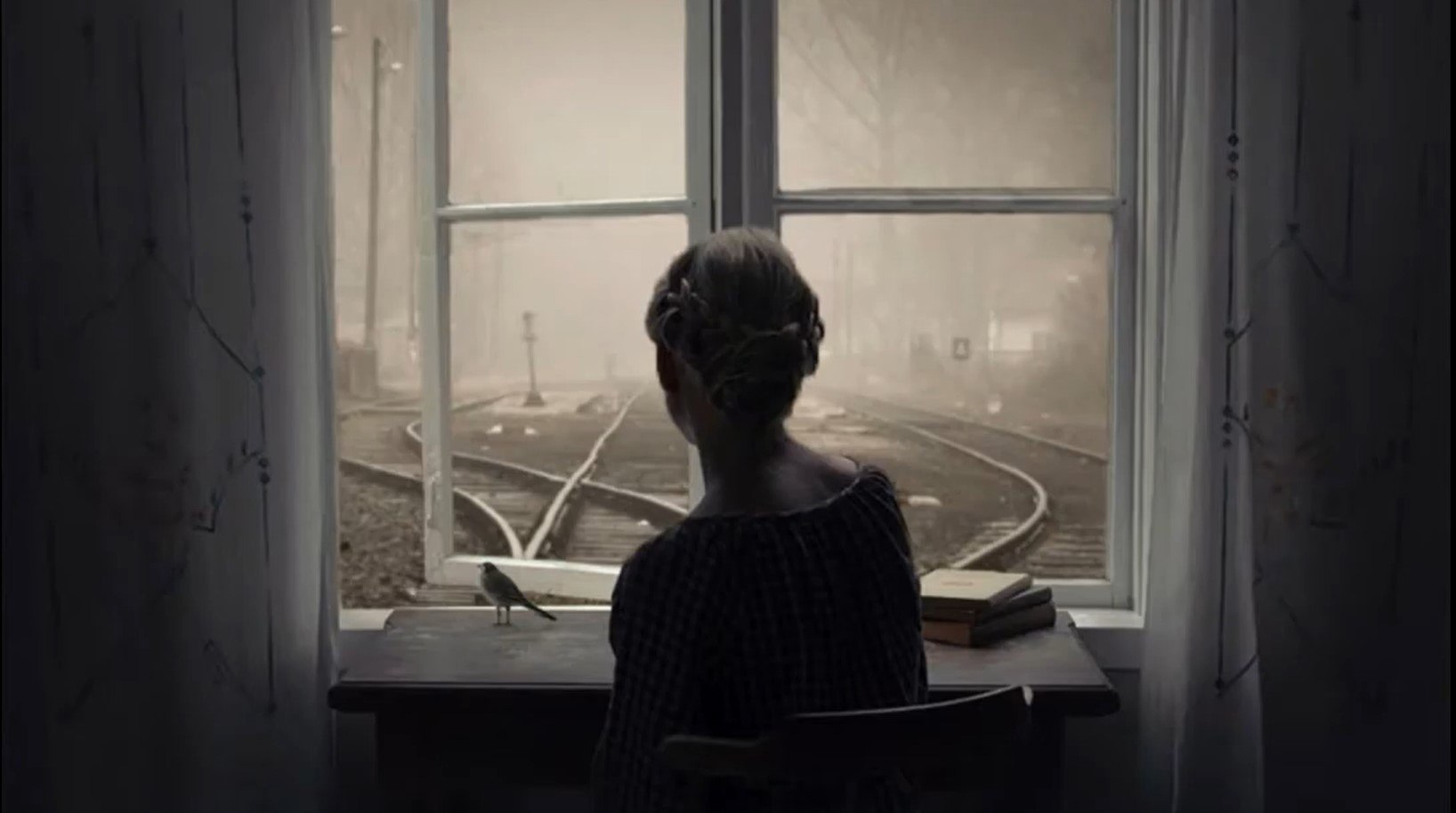 Сидел перед мамой. Женщина ждет у окна. Женщина в окне. Одинокая женщина у окна. Девочка сидит у окна.