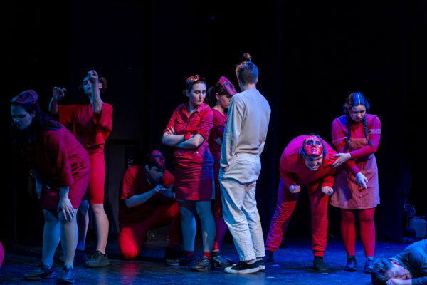 Перформанс с увертюрой «Крокодил»