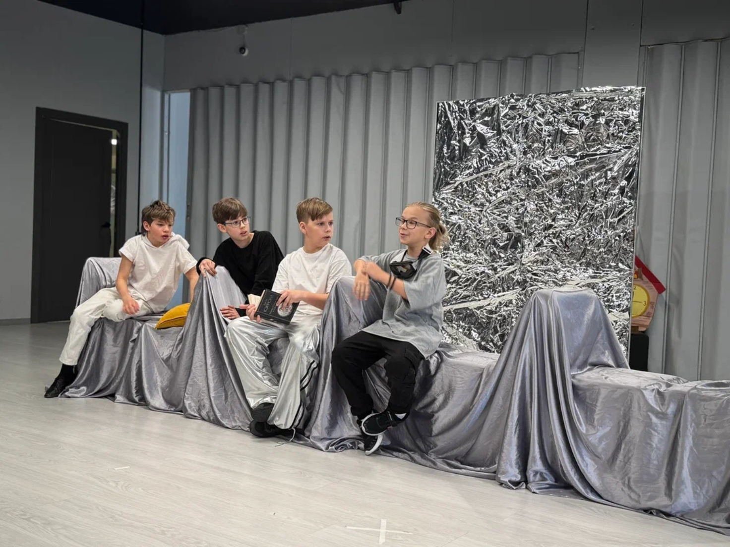 Спектакль «Бедолаги: история о забытых сокровищах» в рамках «Ночи театрального искусства» в центре танца и творческого развития «Red hill studio» — 2026