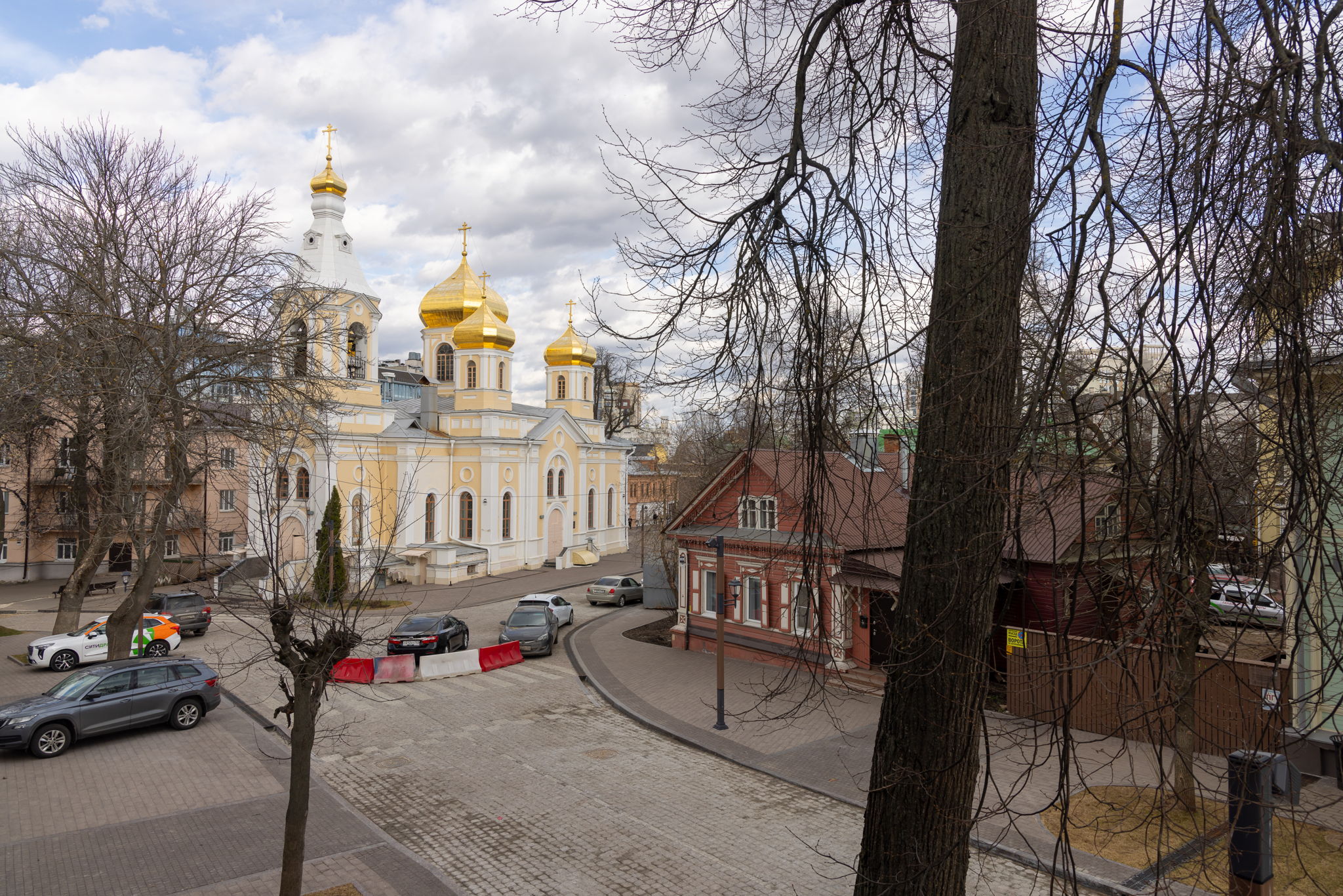 «Квартал церкви Трех Святителей в историях и фотографиях»