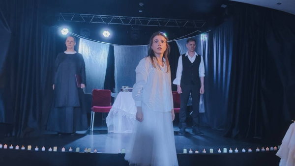 Спектакль «Полторы комнаты» от студии «Чехов.театр»