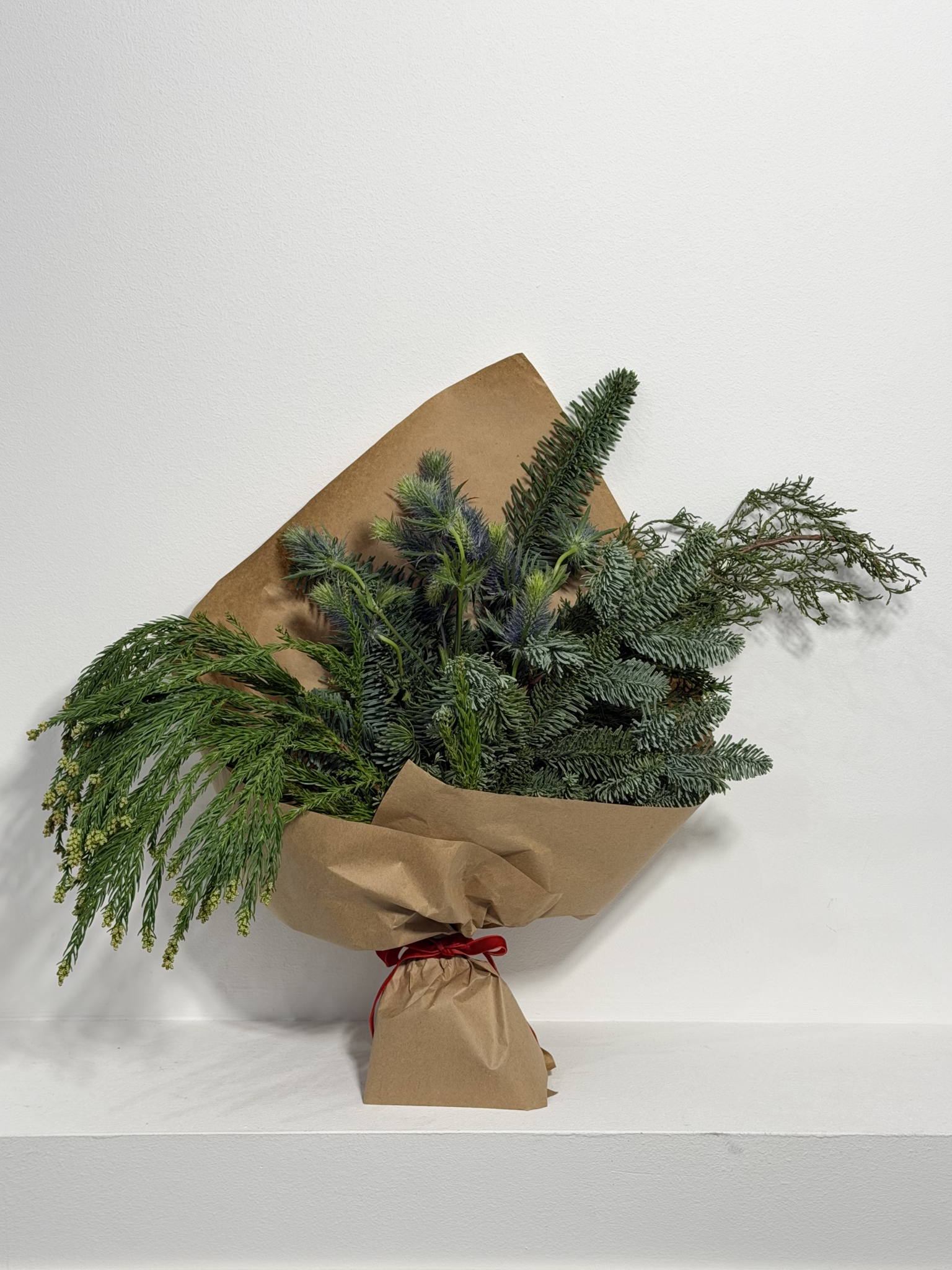 Мастер-класс "Новогодняя охапка из хвойников"