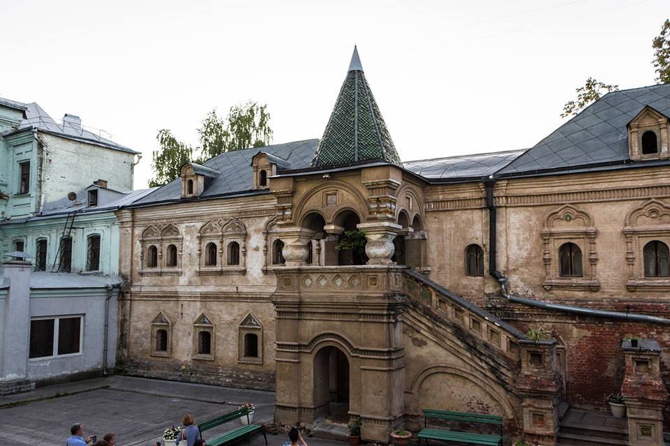 ЭКСКУРСИЯ НА СРЕДНЕВЕКОВЫЙ ПЕЧАТНЫЙ ДВОР НА НИКОЛЬСКОЙ С ВЫХОДОМ НА УЦЕЛЕВШИЙ ФРАГМЕНТ ДРЕВНЕЙ СТЕНЫ КИТАЙ-ГОРОДА