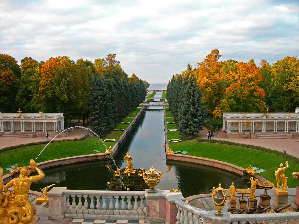 Нижний парк Петергофа осенью