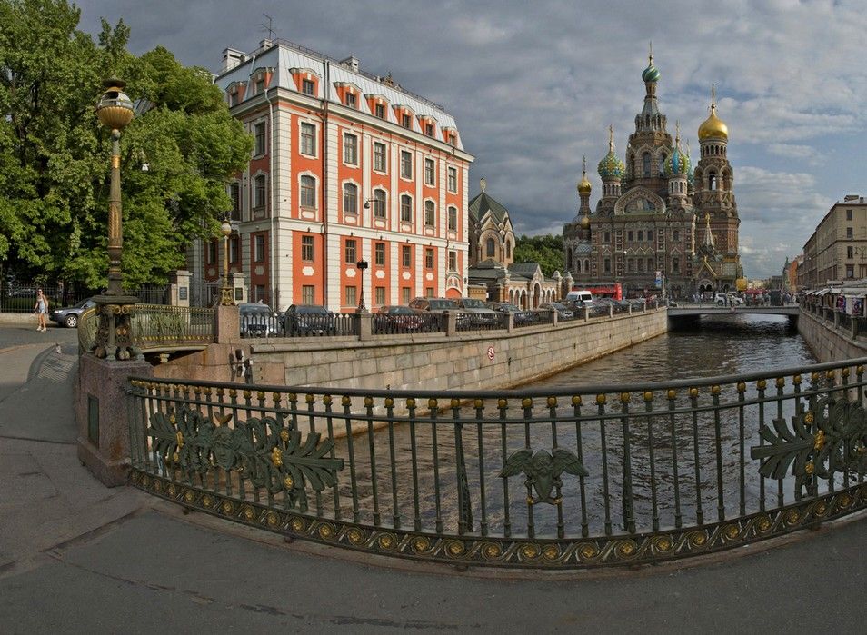 Театральный мост. Театральный мост канал Грибоедова Санкт-Петербург. Малоконюшенный мост Санкт-Петербург. Мало-Конюшенный мост в Санкт-Петербурге. Набережная канала Грибоедова с видом на храм.