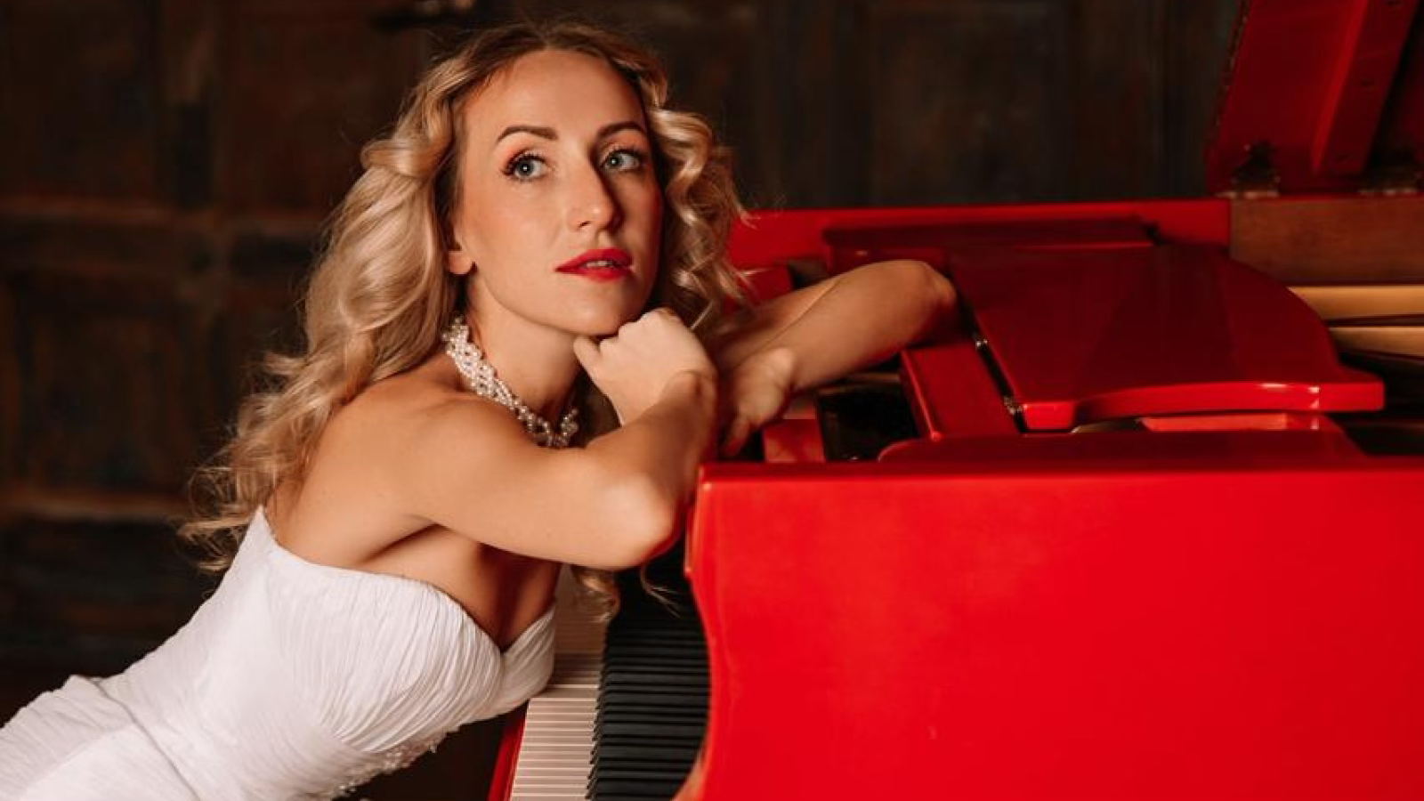 Немое новогоднее кино под аккомпанемент рояля Елены Слюсаревой