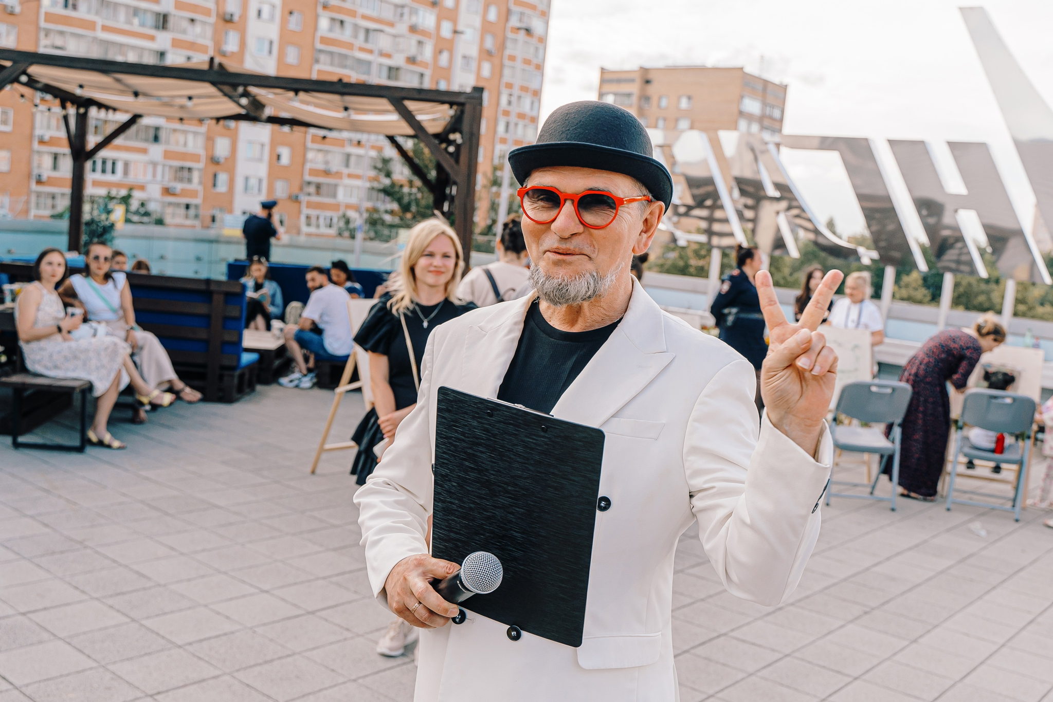 Смех в большом в городе