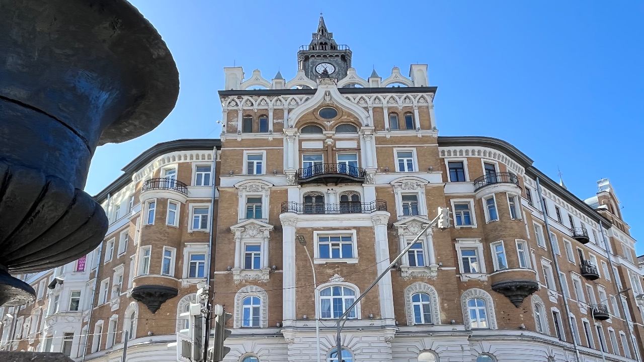 Экскурсия в дом страхового общества "Россия": горгульи и офтальмолог Ленина