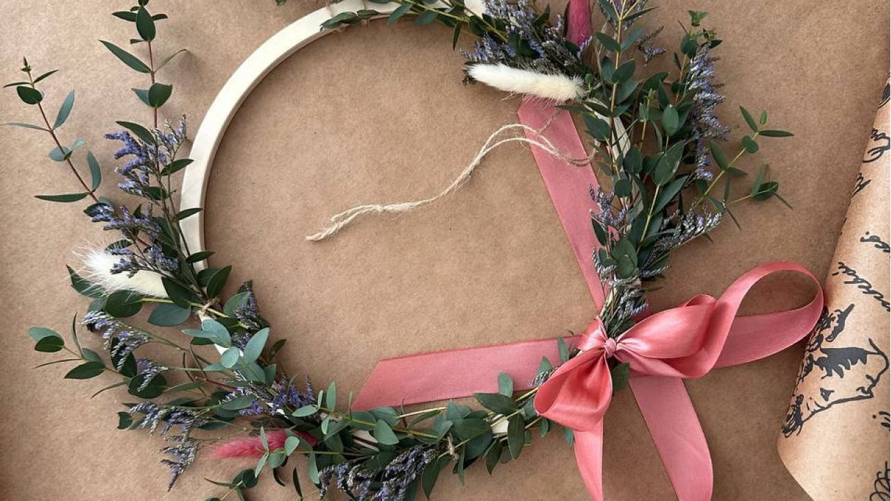 Мастер-класс по созданию весеннего венка из сухоцветов в школе «Бумеранг»