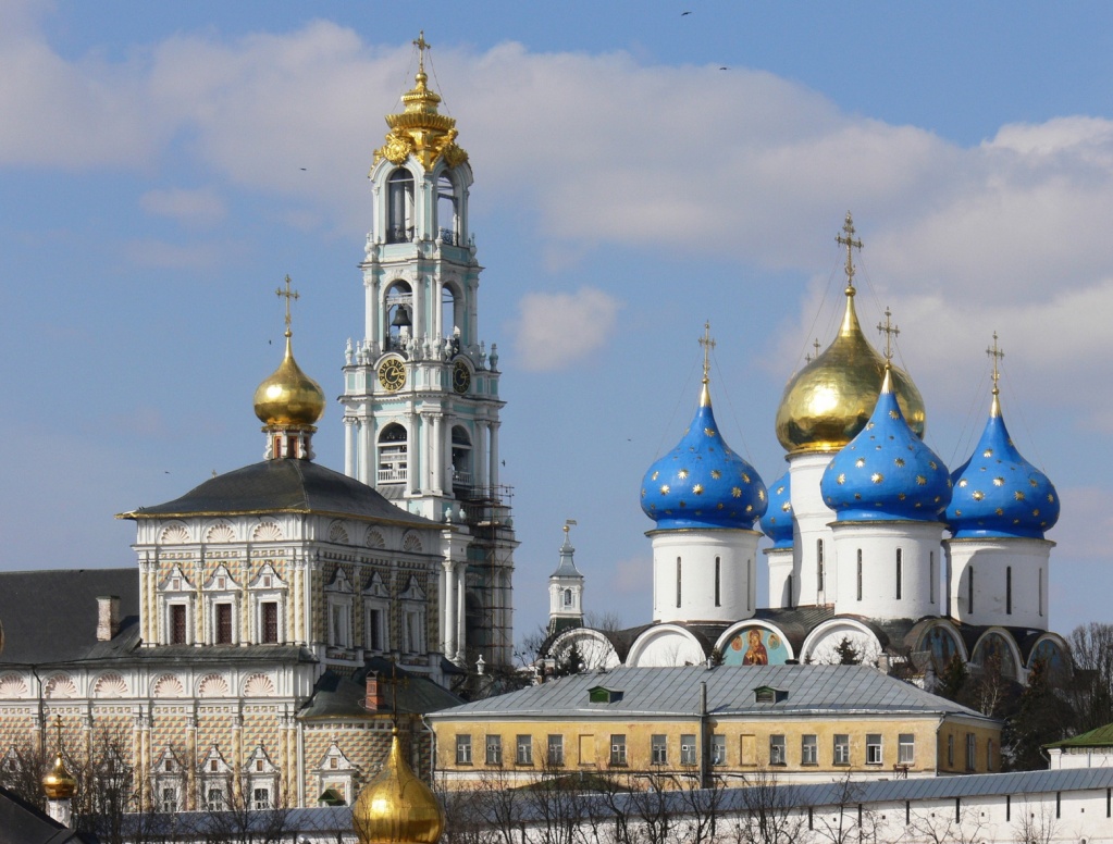 Near moscow. Троице Сергиева Лавра памятники архитектуры. Православие купола Свято-Троицкая Сергиева Лавра. Сергиев Посад купола. Троице Сергиева Лавра купола фотографии.