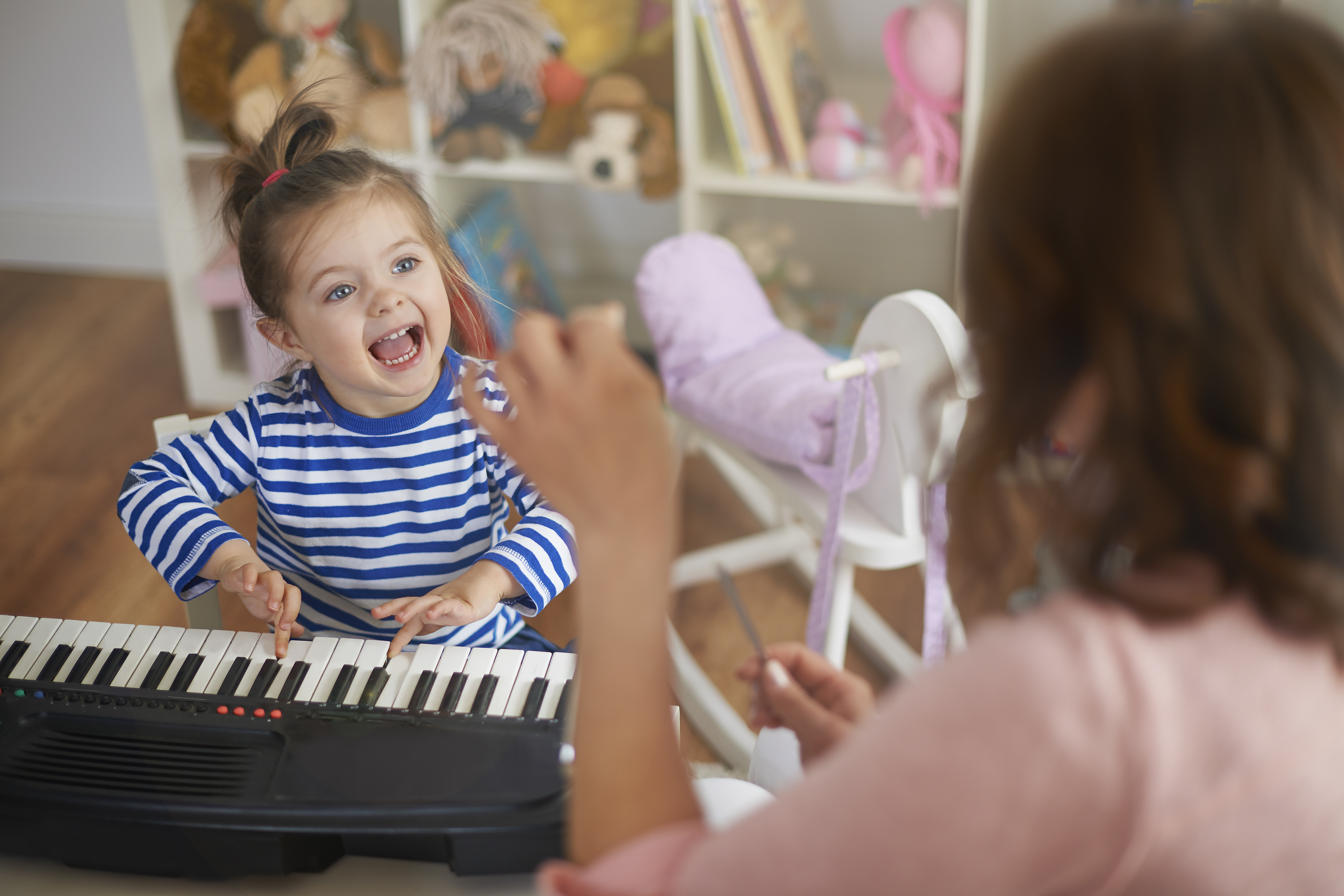 Песня мама пляшет. Дети поют. Музыкальные занятия для малышей. Занятия вокалом для детей. Пение дети.