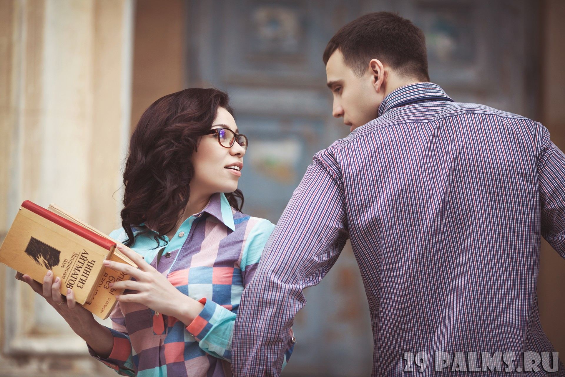 Чтобы они встретились нужно. Дарит цветы девушке. Жизнь коротка чтобы тратить. Нечаянные встречи. Идеальные отношения.