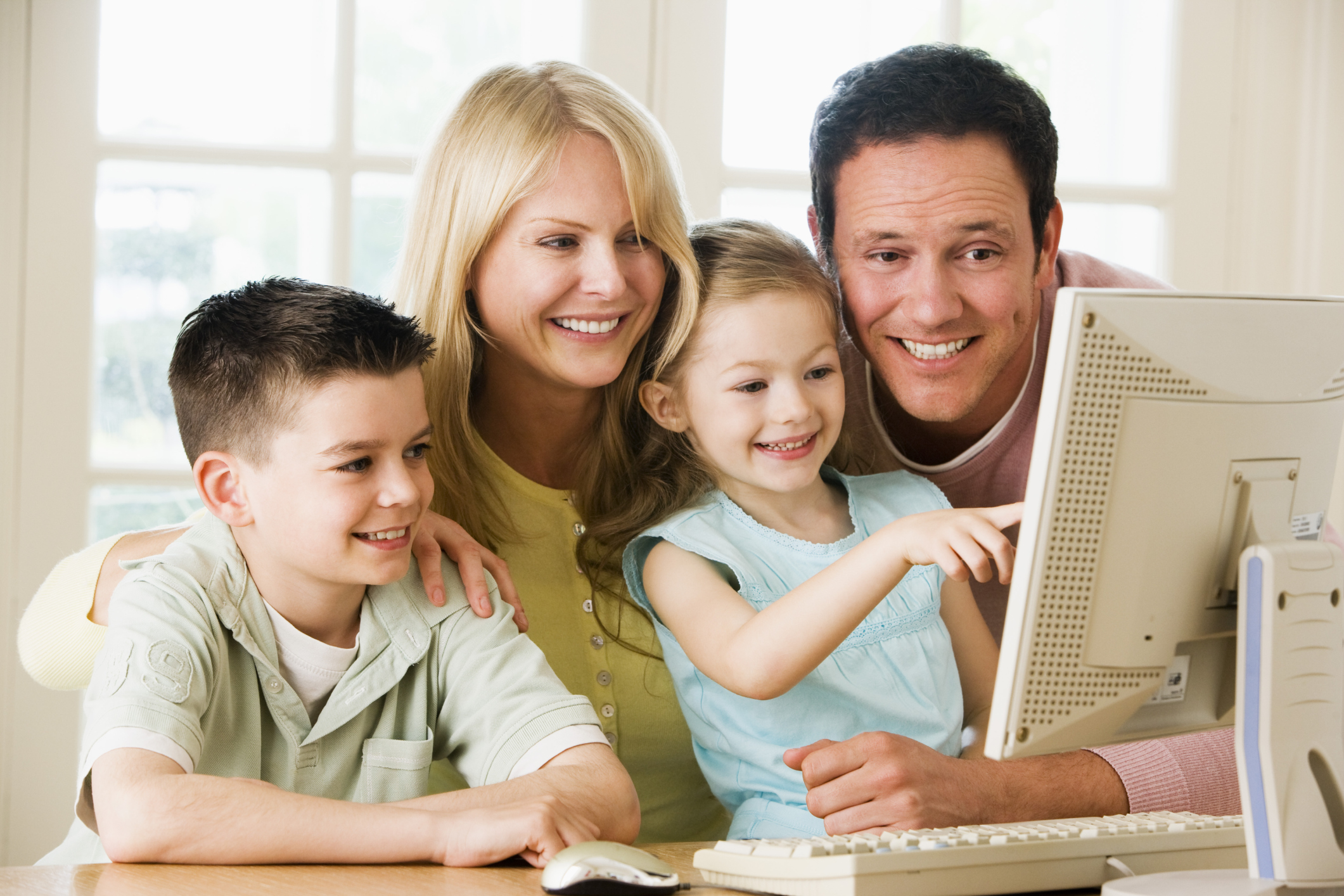 Дети сеть сайт. Компьютер для детей. Родители и дети. Родители и дети за компьютером. Дети родители компьютер.