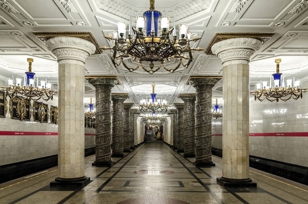Автово: "Дворцовое" метро, финский аскетизм и "край города"