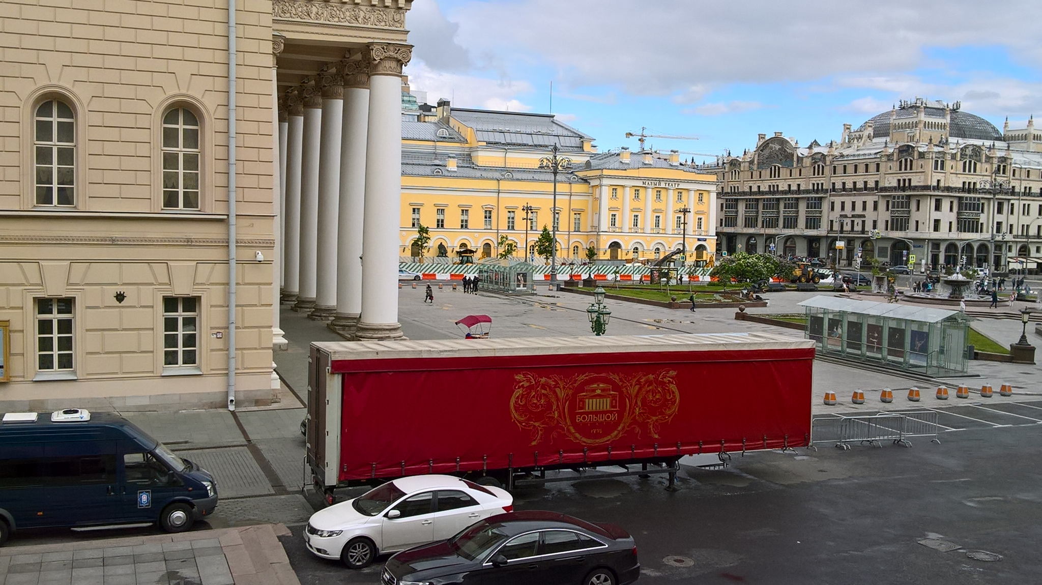 Театральная площадь — королева метаморфоз