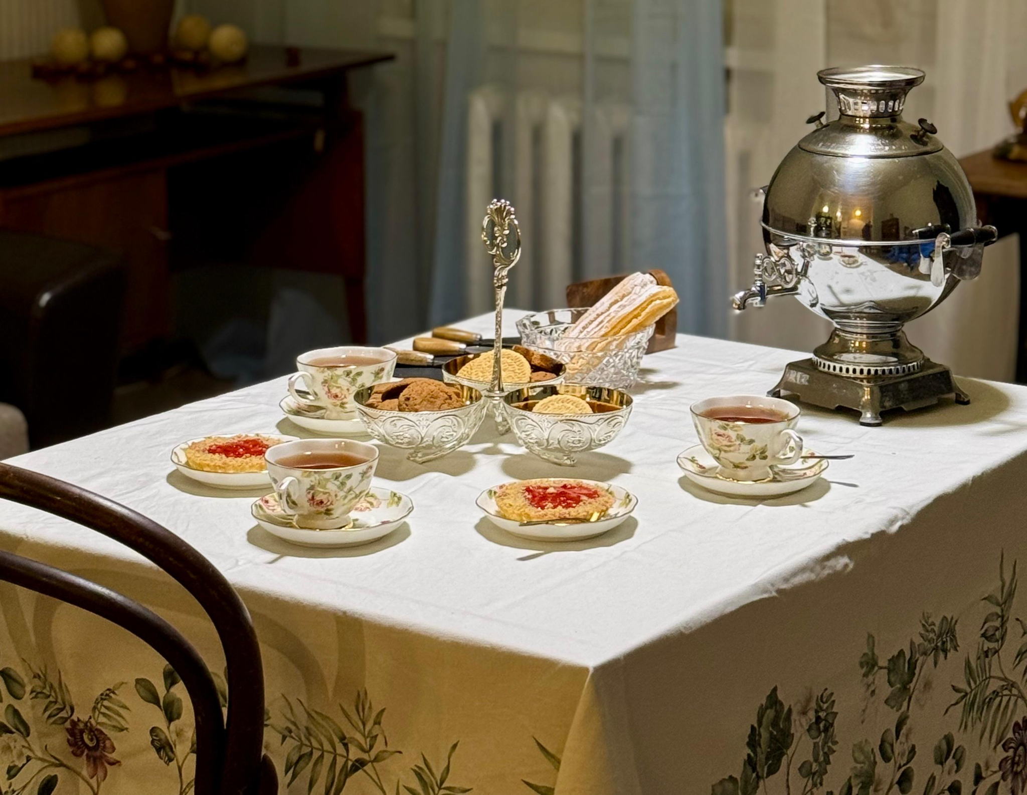 Чаепитие по-Достоевски в коммунальной квартире