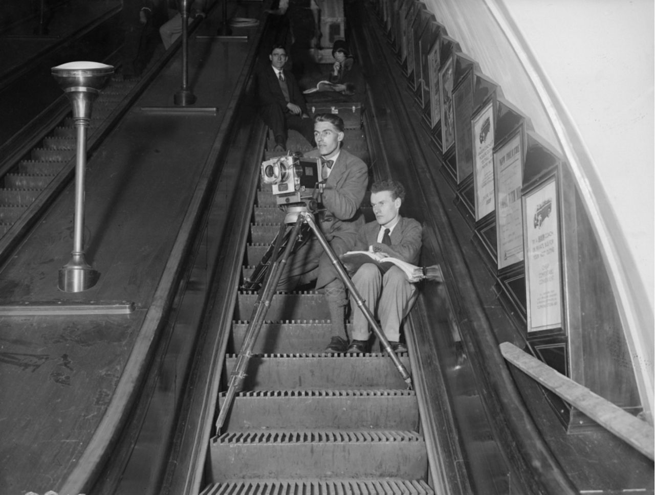 Метро старого года. Первый эскалатор в Лондоне 1911. Московский метрополитен 1935 эскалаторы. Эскалатор в метро Лондон. Метро в Лондоне 1863.