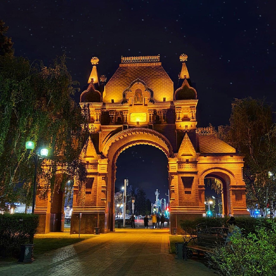 Триумфальная арка Краснодар вечеръ