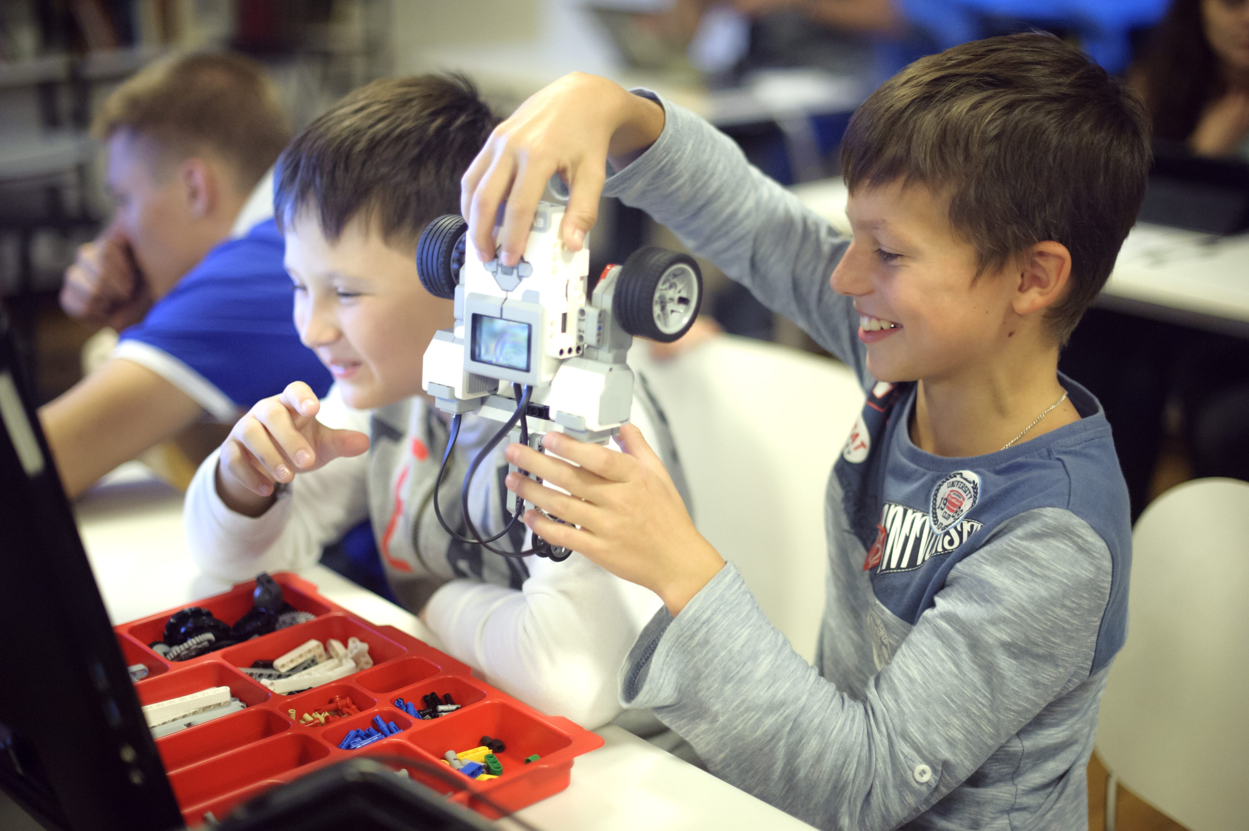 В кружке робототехники занимаются ученики разных классов. Робототехника для детей. Кружки робототехники. Мастер класс робототехника для детей. Школа робототехники для детей.