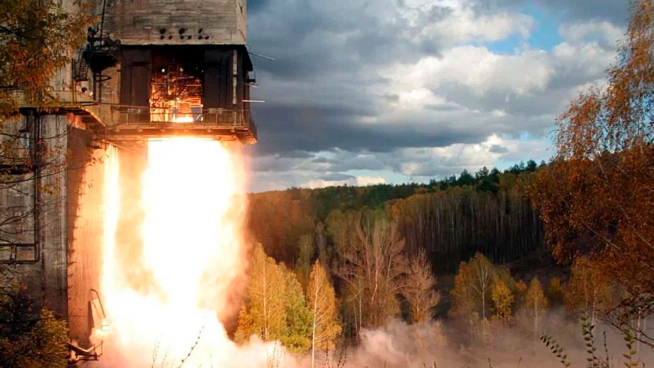 Экскурсия у массогабаритного макета жидкостного ракетного двигателя НК-33