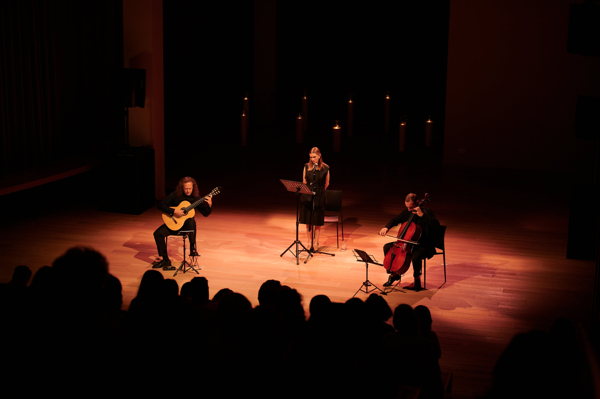 Целую Вас в самом начале письма