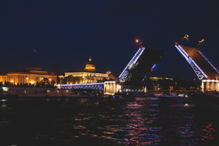 Jazz On The River. Теплоходная прогулка под разводными мостами