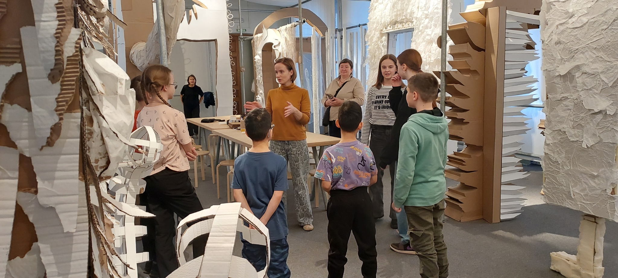 Театральное погружение на выставке "Скажи реке, что она красивая"
