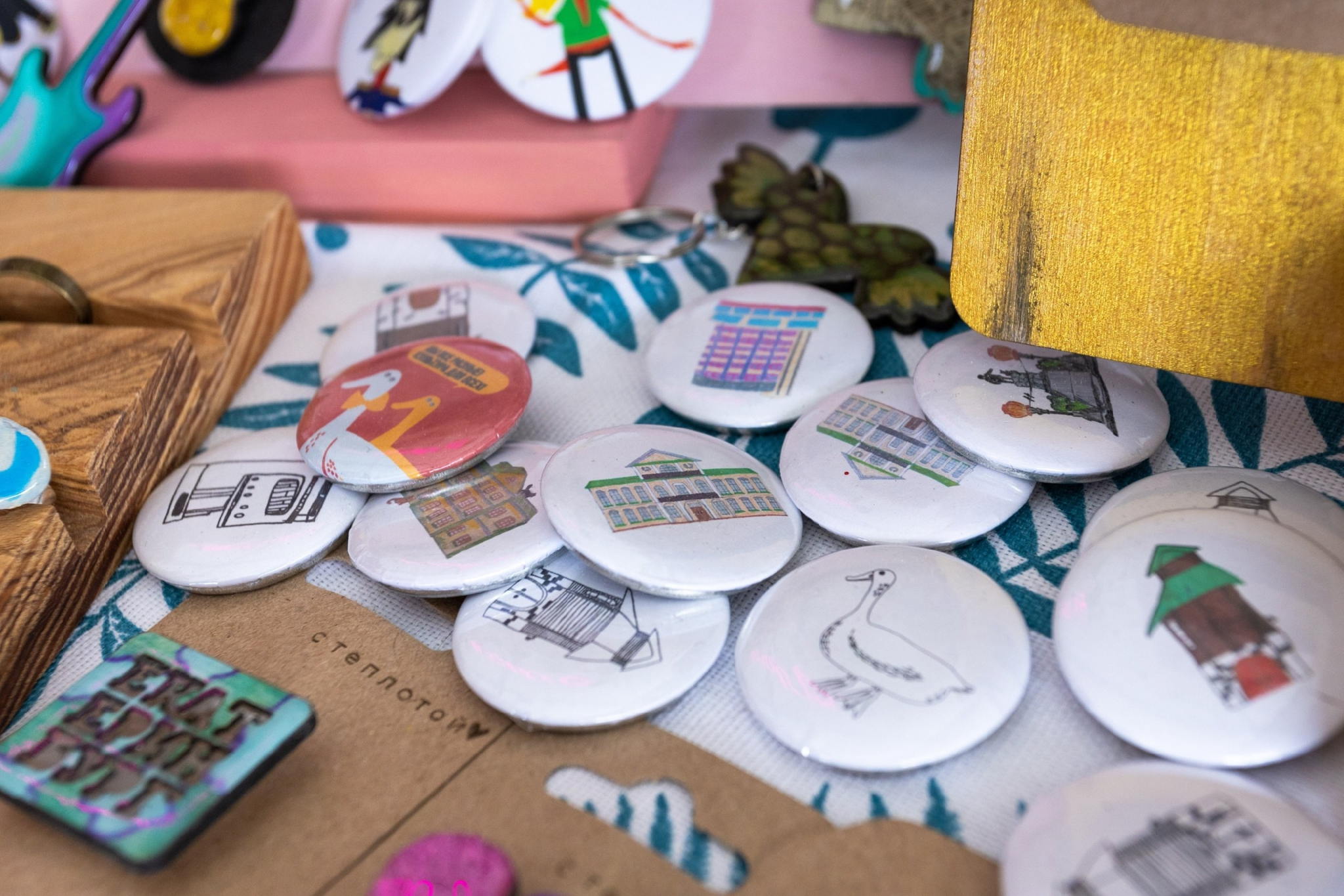 Лаборатория конструктивистского мерча: создай свои значки и подставки в стиле авангарда