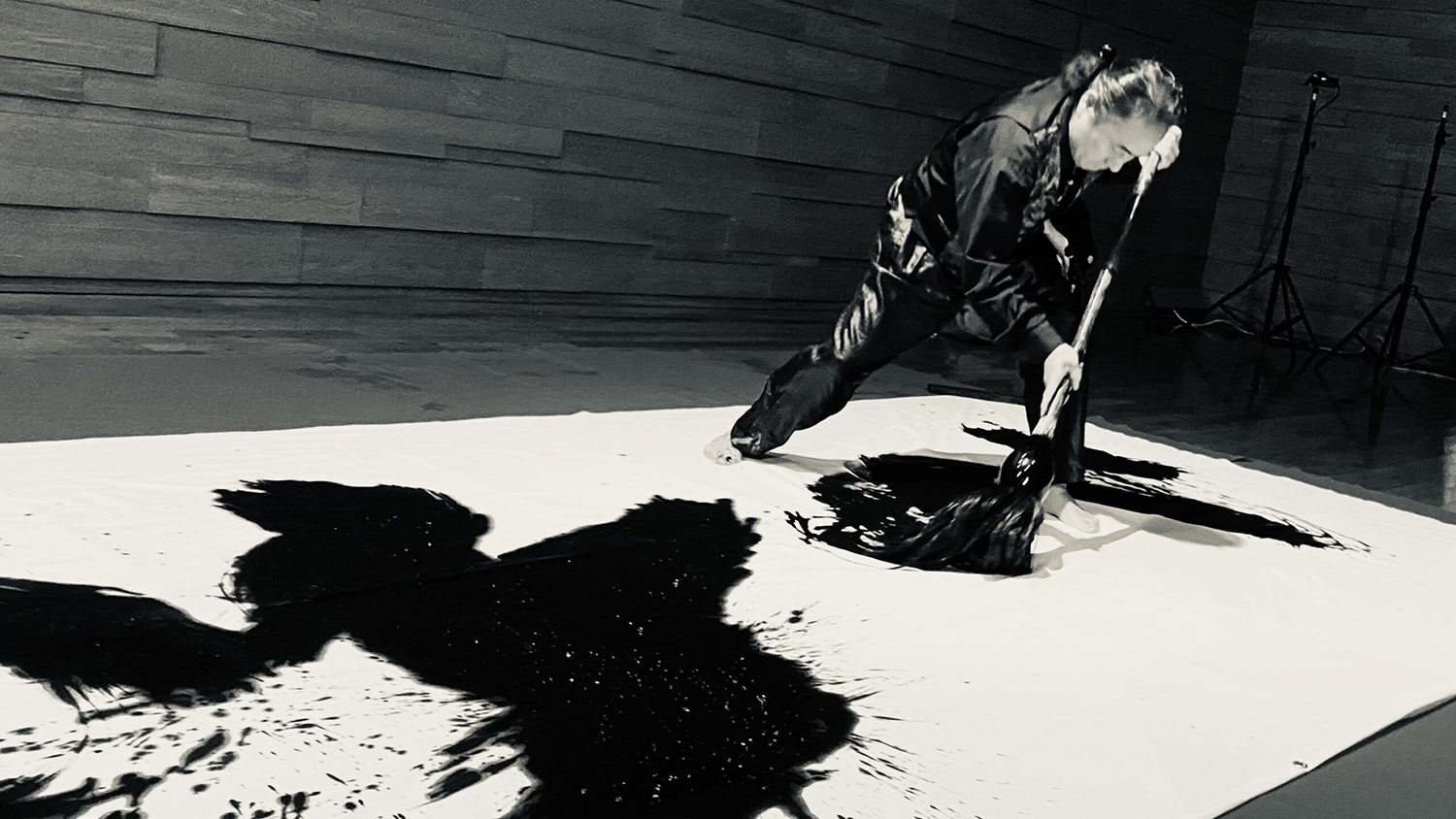 Зимние вечера в ЦВЛ. Перформанс большой кистью