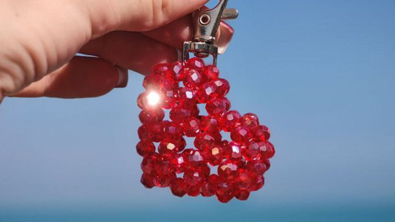 Сердце из бисера на день Всех Влюбленных